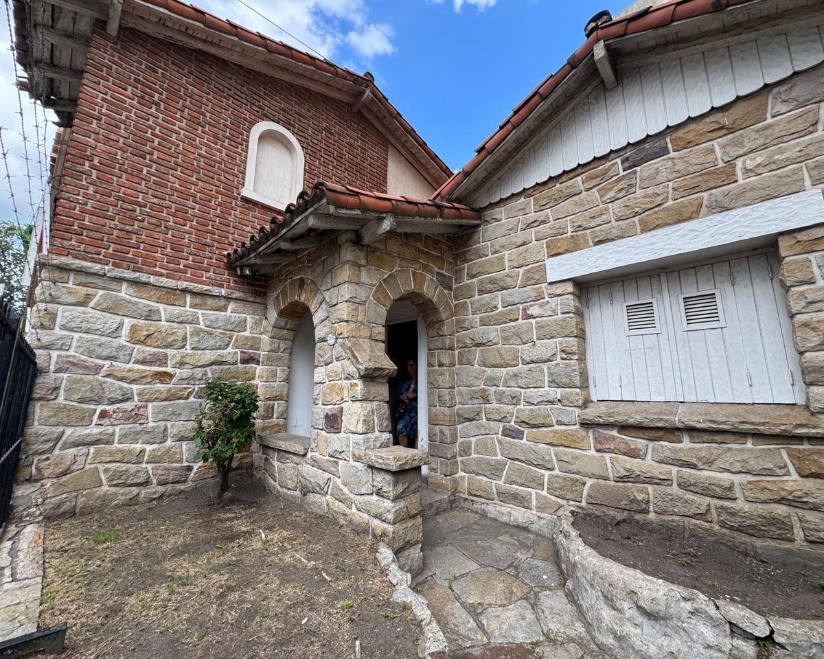 Chalet 6 amb, 127m² en estado a reciclar — Castelli