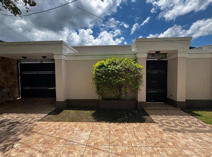 Casa · 308m² · 5 Ambientes · 2 Cocheras