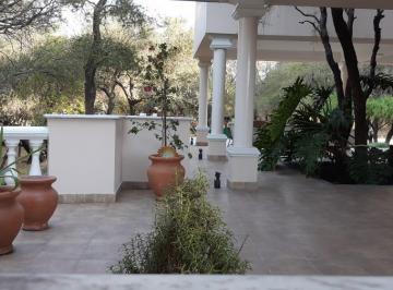 Casa · 700m² · 4 Dormitorios · Casa en Venta en Country Lomas de La Carolina