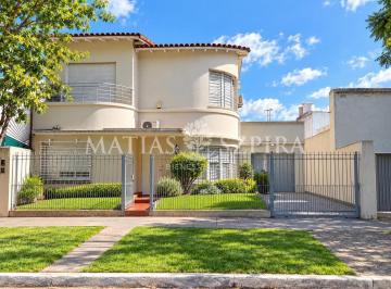 Casa · 225m² · 6 Ambientes · 1 Cochera · Casa 4 Ambientes con Dependencia