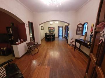Casa · 280ha · 6 Ambientes · 2 Cocheras · Chalet en Zona Residencial en Banfield Oeste 6 Amb