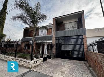 Casa · 300m² · 8 Ambientes · 5 Cocheras · Casa en Venta con 2 Departamentos y 3 Cocheras en B° Alto Verde