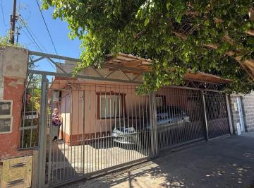 Casa de 3 ambientes, Lomas de Zamora · Casa Tres Ambientes + Departamento 2 Ambientes con Fondo y Cochera.
