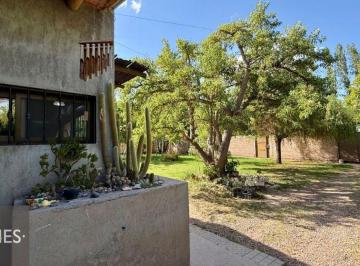 Casa de 5 ambientes, Cruz de Piedra · Casa en Venta con Piscina, y Cancha de Fútbol en Maipú