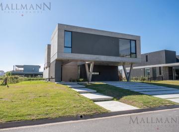 Casa · 277m² · 7 Ambientes · 1 Cochera · Casa Diseño a La Venta Pilará Calesa con 5 Cuartos