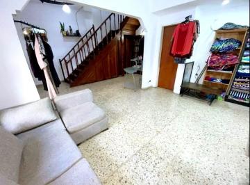 Casa · 200m² · 4 Ambientes · 1 Cochera · Casa Chalet en Venta en Castelar, Morón, G. B. a. Zona Oeste
