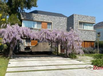 Casa · 320m² · 5 Ambientes · 2 Cocheras · Casa en Saint Thomas Este - Oeste