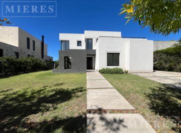 Casa · 226m² · 7 Ambientes · Casa en Venta Sobre Lote Interno Barrio Golf El Cantón