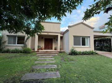 Casa · 141m² · 3 Ambientes · 1 Cochera · Casa en Alquiler en Los Jazmines, Pilar del Este, Pilar