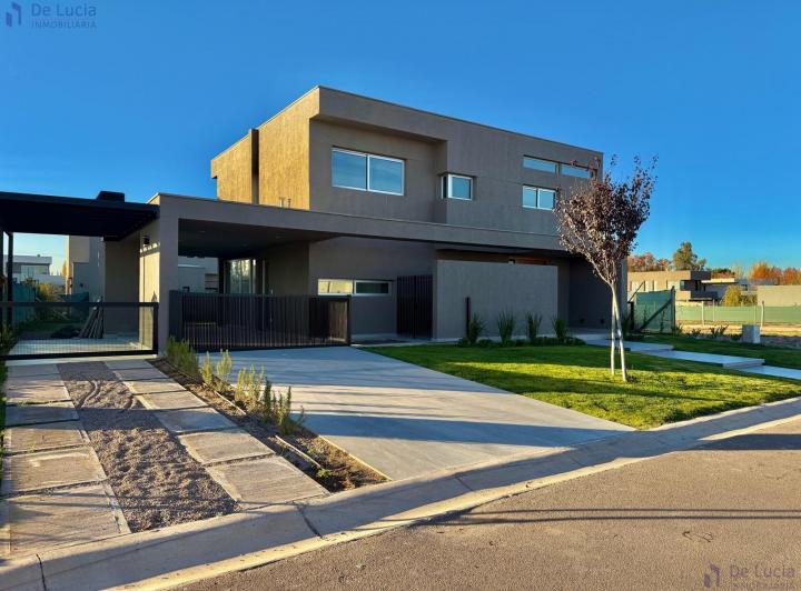 Casa · 231m² · 6 Ambientes · 2 Cocheras