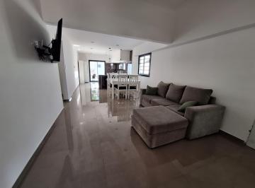 Casa · 140m² · 4 Ambientes · 1 Cochera · Casa de Tres Ambientes con Quincho y Piscina. Reciclada.