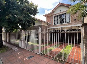 Casa · 218m² · 6 Ambientes · 2 Cocheras · Venta Casa 6 Ambientes - Piscina - Garage 2 Autos - Haedo