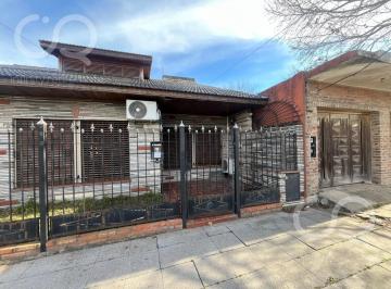Casa · 197m² · 4 Ambientes · 1 Cochera · Venta Casa con Pileta y Parrilla en Ezpeleta - Quilmes