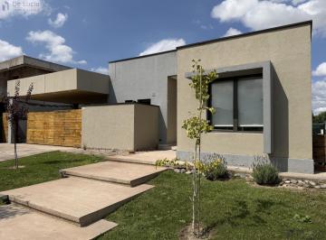 Casa · 160m² · 4 Ambientes · 2 Cocheras · 2 Hab/2 Baños/amplio Jardin/cochera Doble