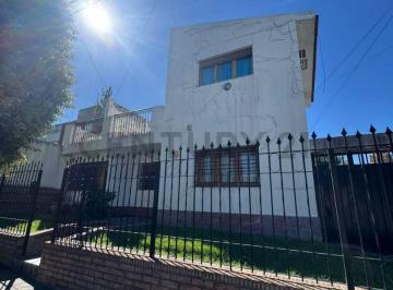 Casa · 193m² · 5 Ambientes · 3 Cocheras · Casa en Venta / Apta Credito