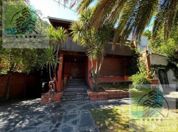 Casa · 254m² · 7 Ambientes · 1 Cochera · Importante Chalet en Barrio Constitución