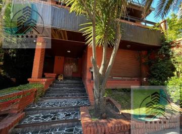 Casa · 254m² · 7 Ambientes · 1 Cochera · Importante Chalet en Barrio Constitución
