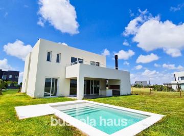 Casa · 249m² · 7 Ambientes · 2 Cocheras · Casa en Alquiler de 7 Ambientes con Pileta en Riberas Puertos Escobar