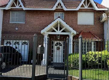 Casa · 141m² · 4 Ambientes · 1 Cochera · Casa en Lomas de Zamora Oeste