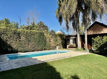 Casa · 240m² · 4 Ambientes · 2 Cocheras · Casa en Venta Campos de Echeverria