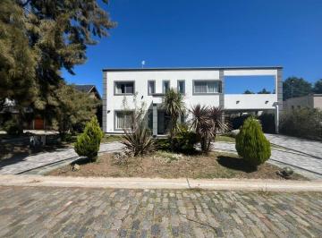 Casa de 7 ambientes, Esteban Echeverría · Casa 7 Ambientes con Pileta en Venta - Brickland