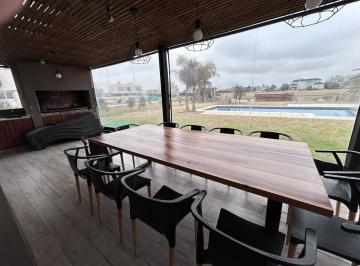 Casa · 198m² · 4 Ambientes · 2 Cocheras · Casa con Vista Al Lago en San Lucas, Diseño de Calidad y un Entorno Natural Privilegiado.