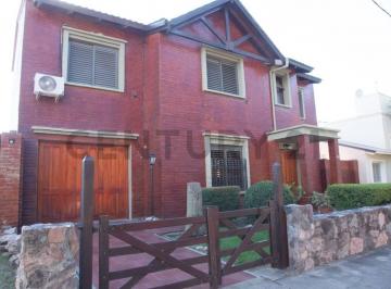 Casa · 242m² · 5 Ambientes · 3 Cocheras · ✨ Imponente Casa en Tejas del Sur I – Zona Sur ✨