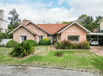 Casa · 244m² · 5 Ambientes · 1 Cochera · Muy Linda Casa en Venta en Laureles