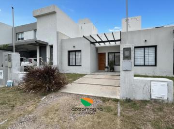 Casa · 80m² · 3 Ambientes · 1 Cochera · Casa en Colinas de Manantiales - 2 Domitorios