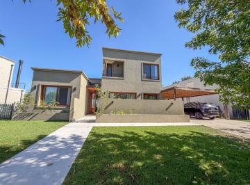 Casa · 253m² · 6 Ambientes · 4 Cocheras · Gran Casa de Excelente Calidad en Dos Plantas con Pileta a La Laguna | El Cantón Golf | Escobar