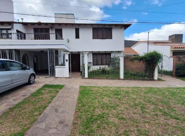 Casa · 383m² · 10 Ambientes · 2 Cocheras
