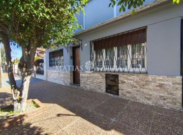 Casa · 108m² · 4 Ambientes · Casa en Venta con Pileta en Castelar Sur