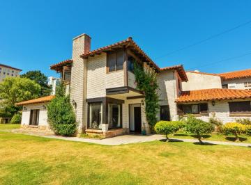 Casa · 300m² · 6 Ambientes · 2 Cocheras · Venta de Casa 6 Amb en Playa Grande
