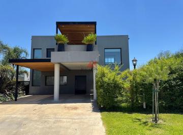 Casa · 250m² · 7 Ambientes · 4 Cocheras · Casa en Venta en San Ramiro, Pilar del Este, Pilar