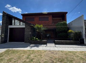 Casa de 7 ambientes, Lomas de Zamora · Importante Casa de 5 Ambientes con Fondo, Quincho y Piscina