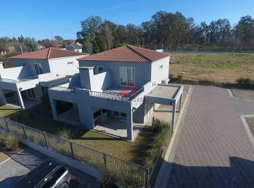 Casa · 98m² · 4 Ambientes · 1 Cochera · Casa Dúplex en Venta en Chic Village, La Lonja, Pilar