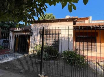Casa · 147m² · 4 Ambientes · 2 Cocheras · Chalet 4 Ambientes en Parque Ayerza
