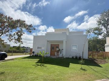 Casa · 170m² · 4 Ambientes · Espectacular Casa en Venta en San Ramón, Pilar del Este, Pilar