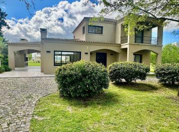 Casa · 1261m² · 6 Ambientes · 2 Cocheras · Casa 6 Amb C/ Piscina en El Nacional | Apto Crédito | Mármol y Pinotea