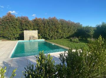 Casa · 220m² · 8 Ambientes · 2 Cocheras · Casa en Barrio Santa Candida