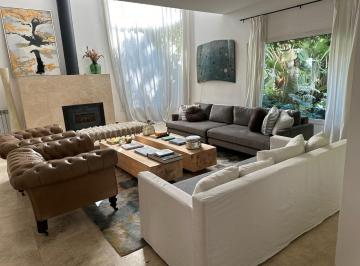 Casa · 314m² · 3 Dormitorios · 2 Cocheras · Espectacular Casa en Venta en Barrio Camino Real!