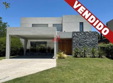 Casa · 154m² · 4 Ambientes · 2 Cocheras · Casa en Venta en Santo Tomas, Pilar, G. B. a. Zona Norte