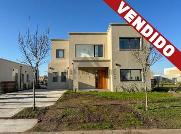 Casa · 150m² · 4 Ambientes · Casa en Venta en Santo Tomas, Pilar, G. B. a. Zona Norte