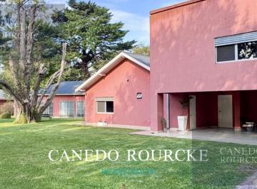 Casa · 320m² · 6 Ambientes · 7 Cocheras · Casa en Venta en Barrio Parque El Trébol