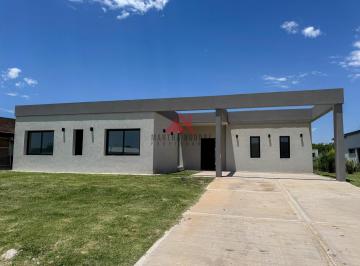 Casa · 168m² · 5 Ambientes · 1 Cochera · Casa en Venta en Medal Cc, Pilar, G. B. a. Zona Norte