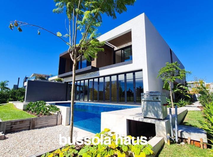Casa · 430m² · 9 Ambientes · 3 Cocheras