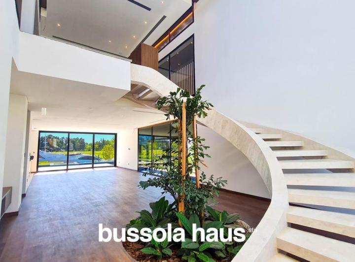 Casa · 450m² · 9 Ambientes · 3 Cocheras