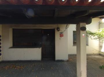 Casa · 174m² · 4 Ambientes · 2 Cocheras · Chalet Sobre Amplio Lote de 10 X 39 en Banfield Este