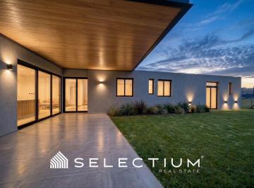 Casa · 200m² · 6 Ambientes · 2 Cocheras · Casa de Categoría en Docta | Planta Baja | con Escritura