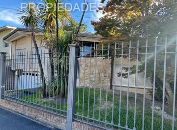 Casa de 4 ambientes, Quilmes · Chalet en Dos Plantas con Tres Cocheras en Quilmes Residencial
